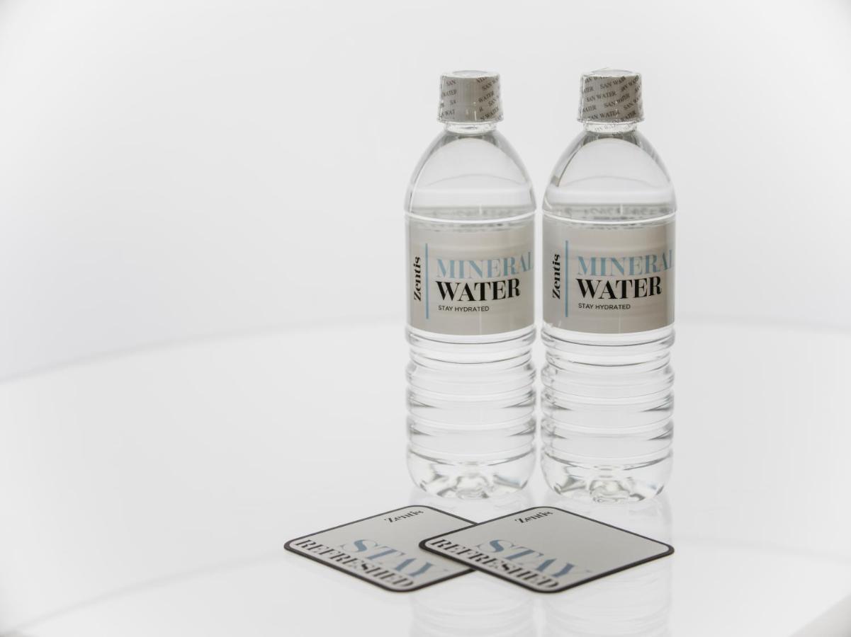 Hotel Zentis Osaka Exterior foto Bottled water