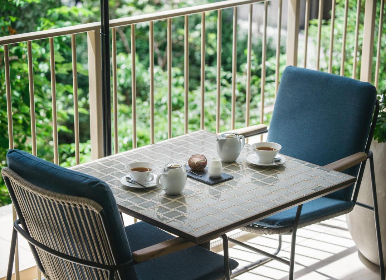 Hotel Zentis Osaka Exterior foto A balcony with a table and chairs