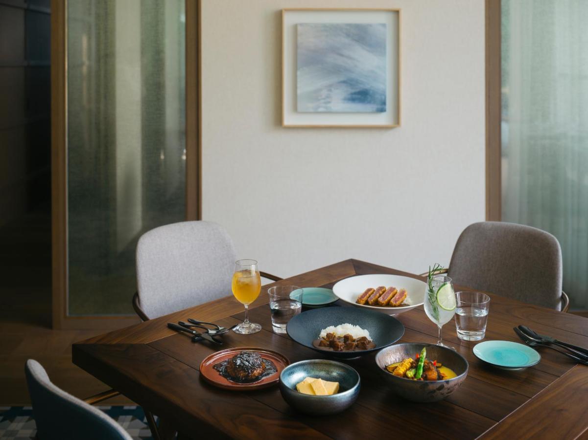 Hotel Zentis Osaka Exterior foto A dining room table with a painting by the artist