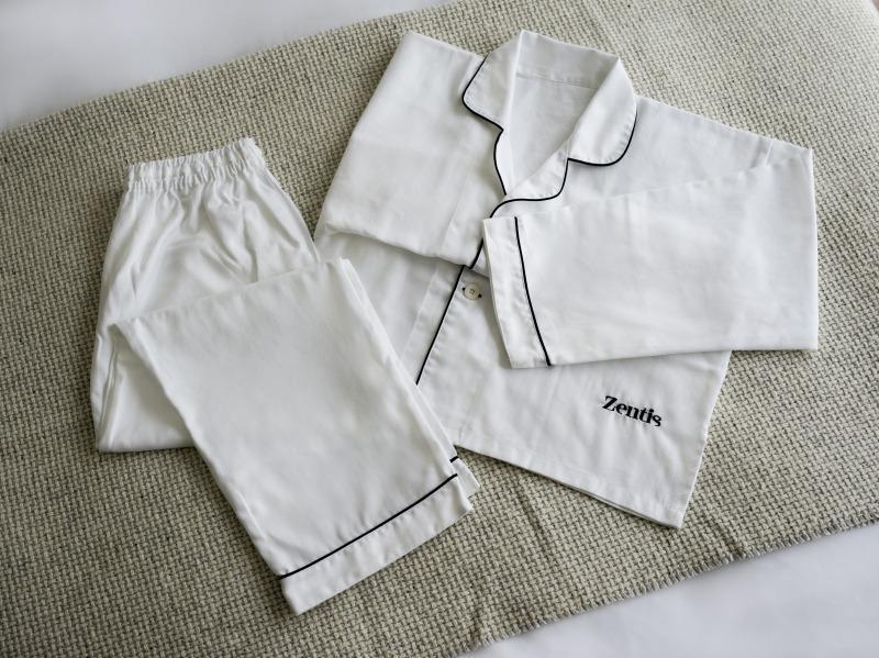 Hotel Zentis Osaka Exterior foto A set of pajamas
