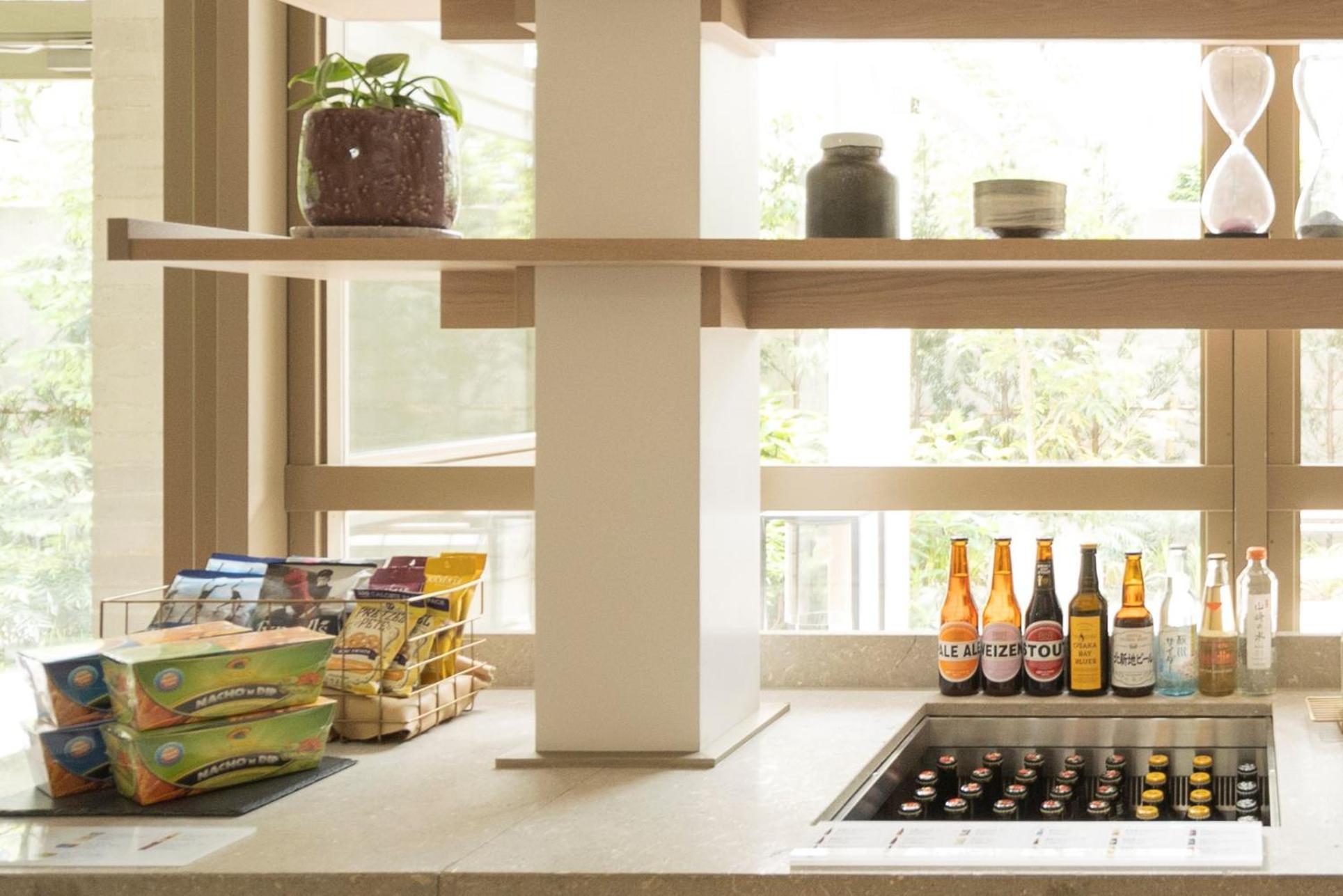 Hotel Zentis Osaka Exterior foto A kitchen with a pass-through window